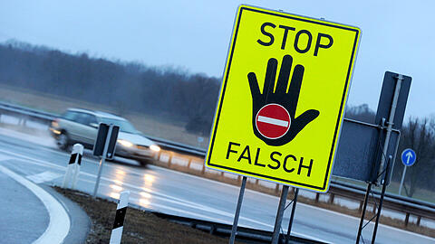 Auf der A8 verfolgte die Polizei einen 86-Jährigen Geisterfahrer. (Symbolbild)