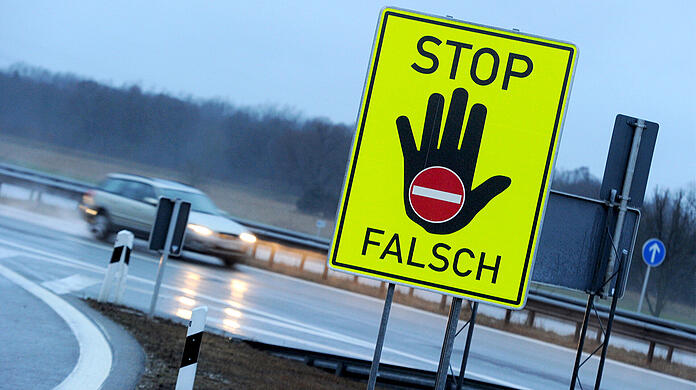 Auf der A8 verfolgte die Polizei einen 86-Jährigen Geisterfahrer. (Symbolbild)