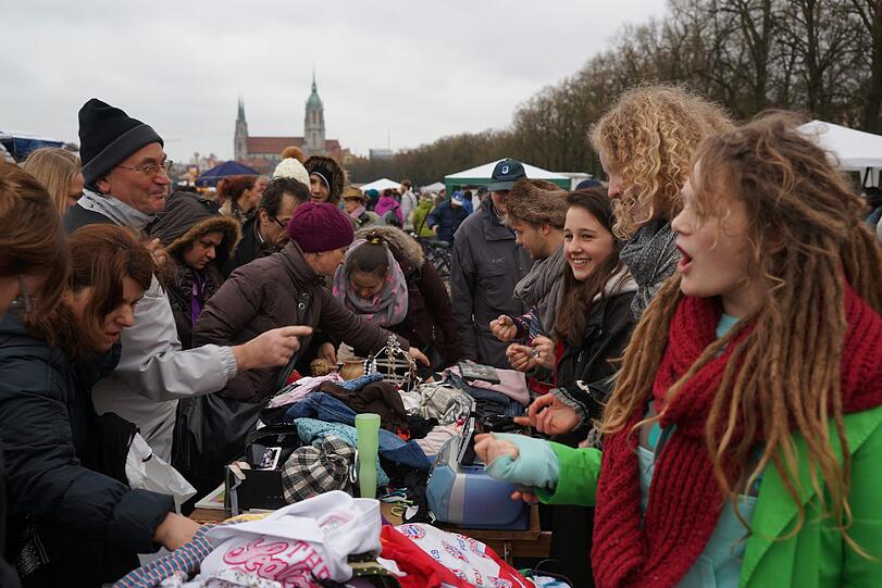 Die Bilder vom BRK Flohmarkt auf der Theresienwiese.