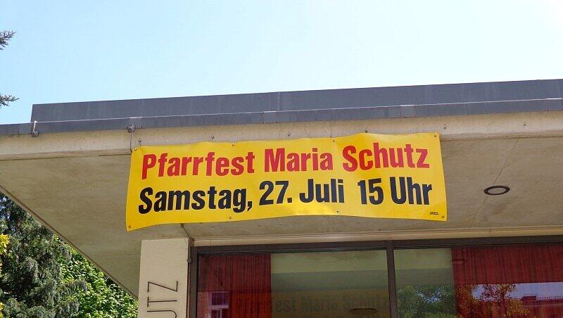 Mit Transparenten wird fürs Pfarrfest geworben. Mit Transparenten wird fürs Pfarrfest geworben.