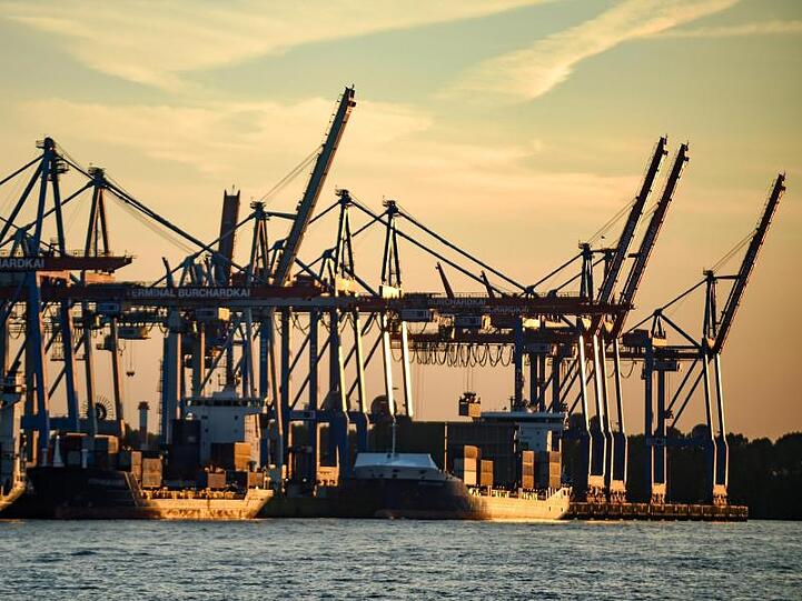 Abfertigung von Containerschiffen im Hamburger Hafen.