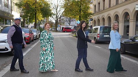 Die Weißenburger Straße wird Fußgängerzone – da kann man auch mal einen auf Beatles machen: die Stadträte (v.l.) Andreas Schuster (SPD), Gudrun Lux (Grüne), Anne Hübner (SPD) und Mona Fuchs (Grüne). (Archivbild)