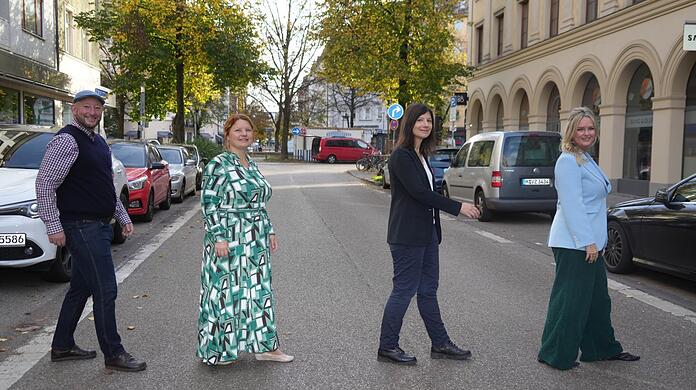 Die Weißenburger Straße wird Fußgängerzone – da kann man auch mal einen auf Beatles machen: die Stadträte (v.l.) Andreas Schuster (SPD), Gudrun Lux (Grüne), Anne Hübner (SPD) und Mona Fuchs (Grüne). (Archivbild)