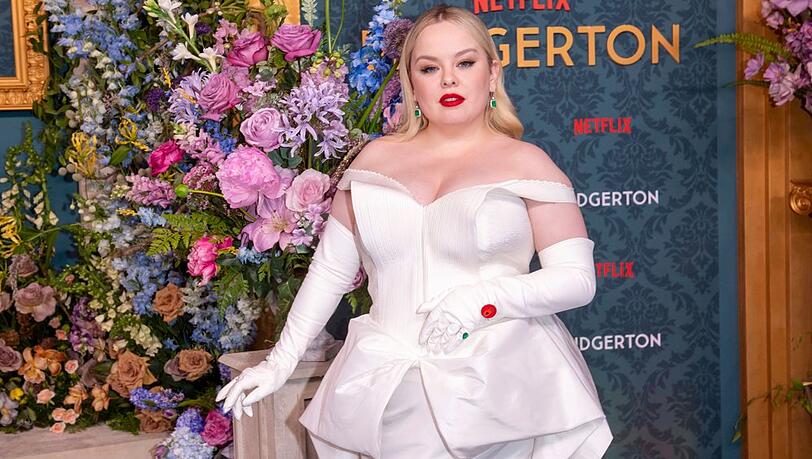 Nicola Coughlan steht in der neuen "Bridgerton"-Staffel als Penelope Featherington alias Lady Whistledown im Mittelpunkt der Serie.