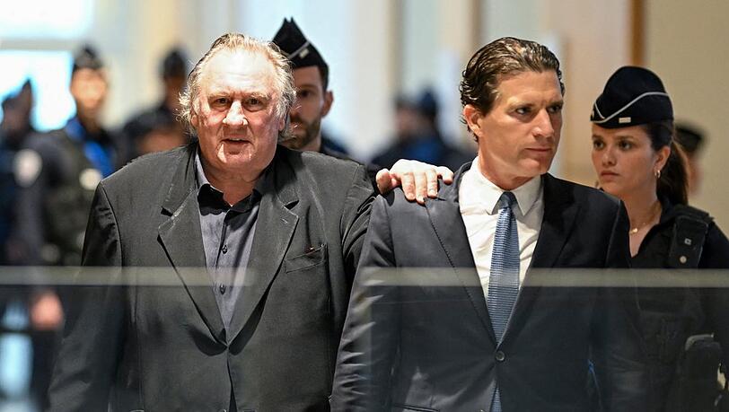 G&eacute;rard Depardieu ist zusammen mit seinem Anwalt J&eacute;r&eacute;mie Assous im Gericht eingetroffen.