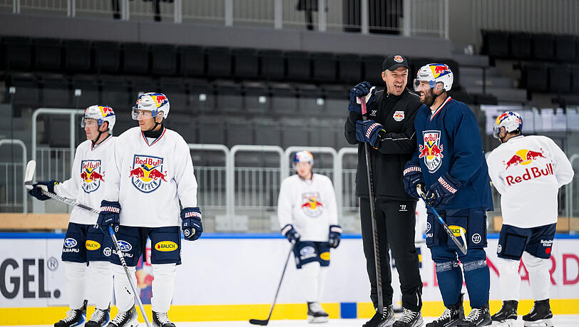 Tobias Rieder (r.) scherzt mit Co-Trainer Max Kaltenhauser, der nach seiner Auszeit zurück im Coaching-Team des EHC ist. Links: Yasin Ehliz. Tobias Rieder (r.) scherzt mit Co-Trainer Max Kaltenhauser, der nach seiner Auszeit zurück im Coaching-Team des EHC ist. Links: Yasin Ehliz.