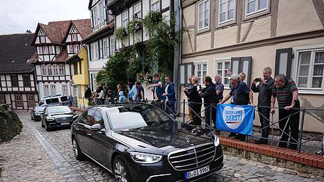 An einer Gruppe Demonstranten empf&auml;ngt Merz in Quedlinburg.