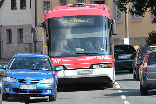 Nichts geht mehr in der Kornburger Hauptstraße, wenn Autofahrer vorschriftsmäßig am Straßenrand parken.