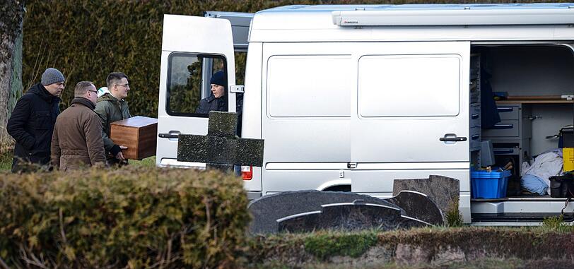 Die Polizei hebt ein Grab in Lichtenberg aus: Liegt hier Peggy?