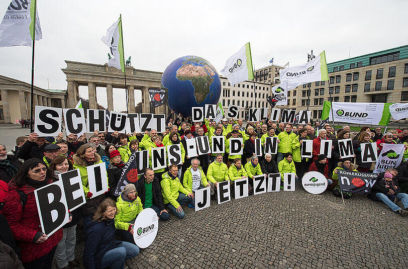 Delegierte des Bundes für Umwelt- und Naturschutz Deutschland (BUND) demonstrieren in Berlin.