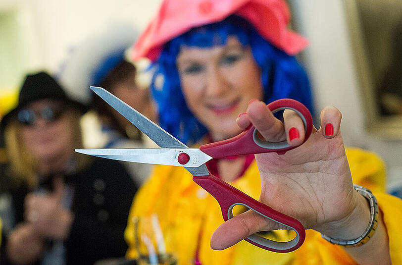 Die Karnevalszeit hat begonnen! Klicken Sie sich durch die ersten Bilder der Weiberfastnacht in Köln!