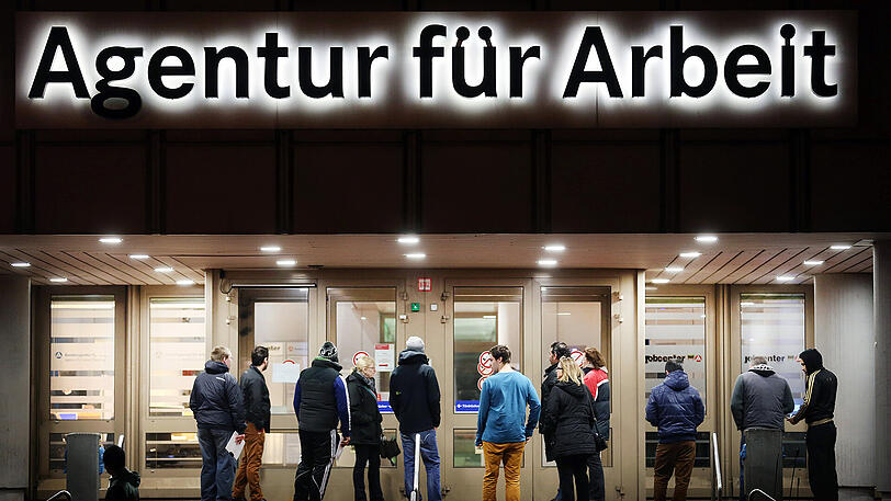 Arbeitsuchende vor der Bundesagentur für Arbeit. Vor allem Langzeitarbeitslose haben es schwer, wieder einen Beruf aufzunehmen.