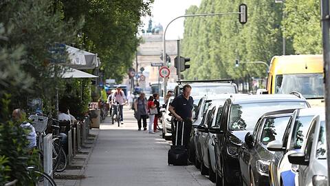 Bald sollen die Parkplätze auch auf der Leopoldstraße für den Radverkehr weichen.