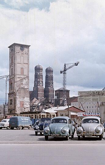 1955: Von der alten Max-Burg steht bloß noch ein Turm.