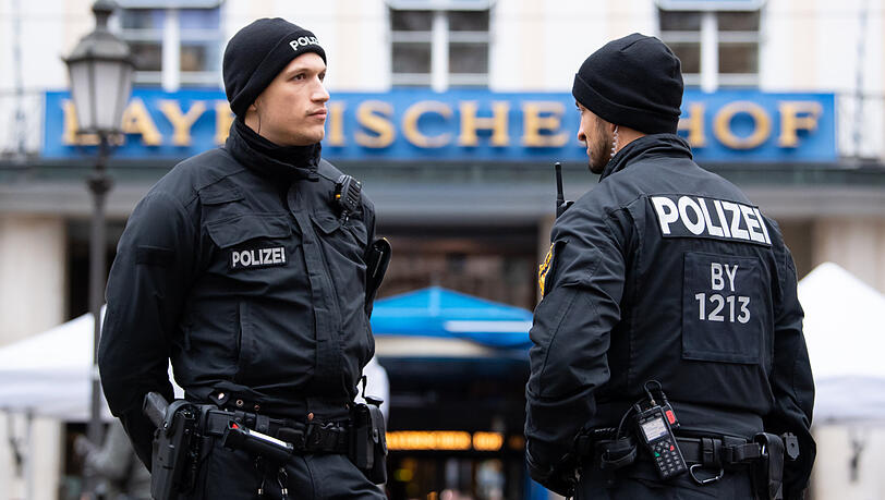 Polizisten vor dem Nobel-Hotel "Bayerischer Hof" in München.