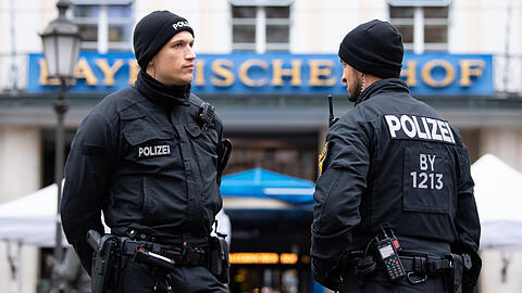 Polizisten vor dem Nobel-Hotel "Bayerischer Hof" in München.