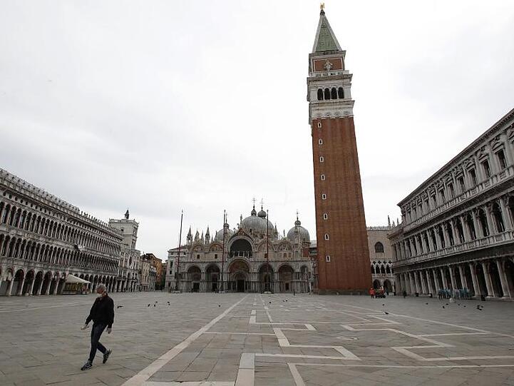 Noch ist der Markusplatz in Venedig menschenleer.