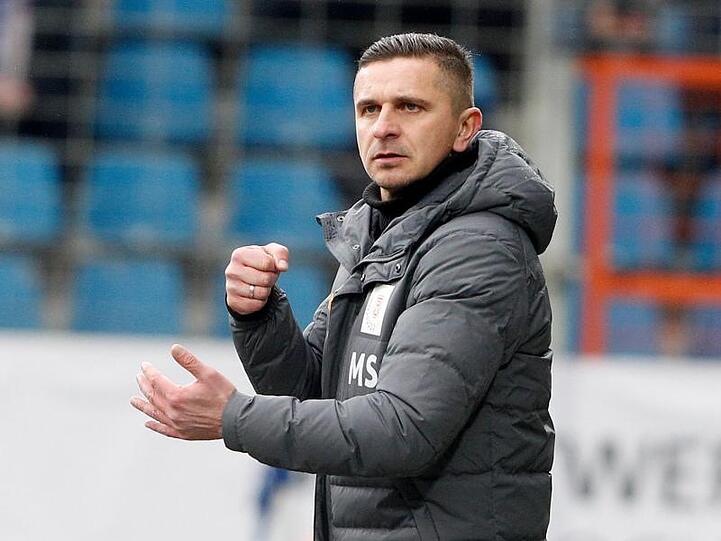 Der Regensburger trainer Mersad Selimbegovic. Foto: Roland Weihrauch/dpa/Archivbild