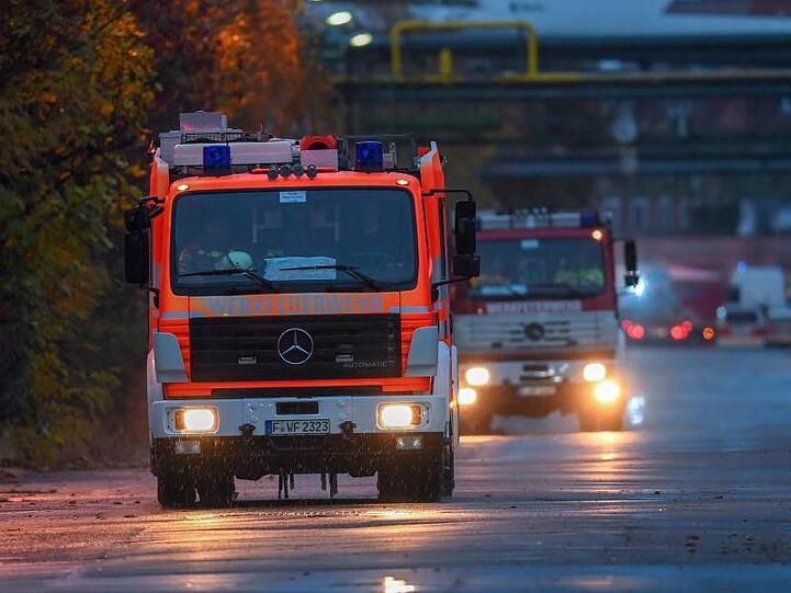 Feuerwehrfahrzeuge auf dem Weg zum Industriepark im Frankfurter Stadtteil Griesheim.