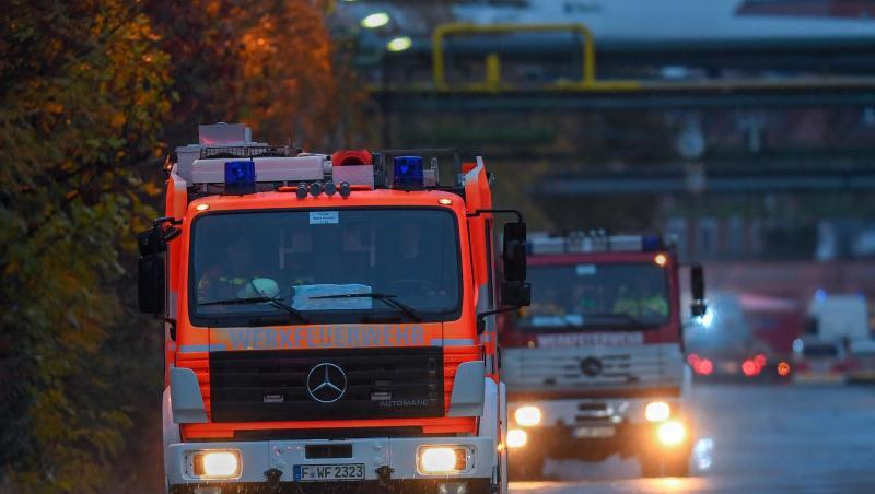 Feuerwehrfahrzeuge auf dem Weg zum Industriepark im Frankfurter Stadtteil Griesheim. Feuerwehrfahrzeuge auf dem Weg zum Industriepark im Frankfurter Stadtteil Griesheim.