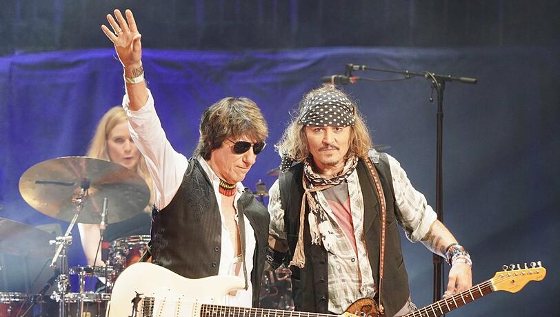 Jeff Beck (links) und Schauspieler Johnny Depp tourten zusammen und spielten 2022 auf dem Tollwood.