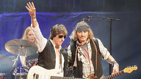 Jeff Beck (links) und Schauspieler Johnny Depp tourten zusammen und spielten 2022 auf dem Tollwood.