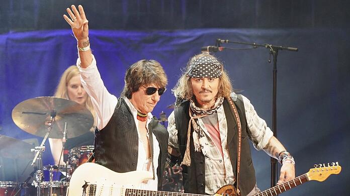 Jeff Beck (links) und Schauspieler Johnny Depp tourten zusammen und spielten 2022 auf dem Tollwood.
