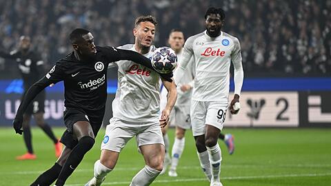 Eintracht-Stürmer Randal Kolo Muani (l) im Zweikampf mit Neapels Amir Rrahmani.