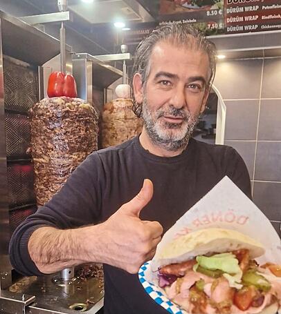 Marco Cakmak mit seinem ersten Streich in Sachen Bayern-Döner: der mit Leberkas. Marco Cakmak mit seinem ersten Streich in Sachen Bayern-Döner: der mit Leberkas.