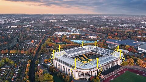 Der Signal Iduna Park in Dortmund, das ehemalige Westfalen-Stadion, ist einer der bedeutendsten Fußball-Tempel in Europa.