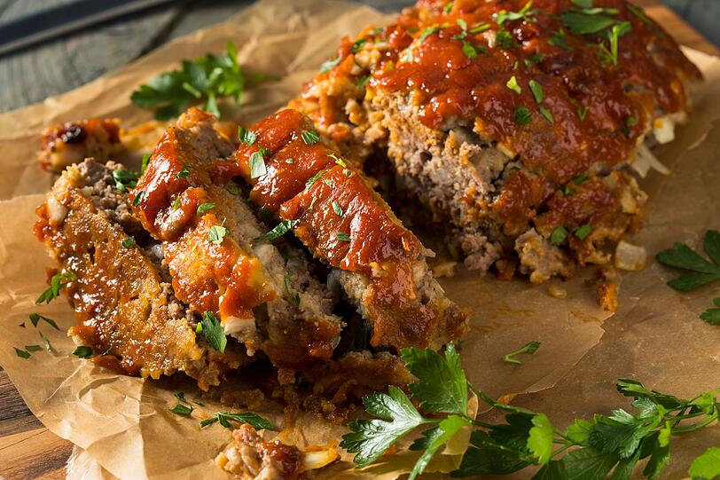 Nimmt man zu diesen Zutaten noch Hackfleisch hinzu, ist man schon beim n&auml;chsten Rezept: Hackbraten. Je &auml;lter und h&auml;rter der Brotanteil, desto besser f&uuml;r die Konsistenz. Bei diesem Gericht kann man richtig kreativ werden und mit verschiedenen Gew&uuml;rzen oder zus&auml;tzlichen Ingredienzen wie getrockneten Tomaten experimentieren.