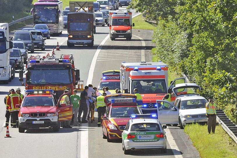 Die Retter haben mehrere Fahrspuren gesperrt, um den Unfallwagen zu bergen. Die Fahrerin (&dagger; 72) ist im Krankenhaus gestorben.