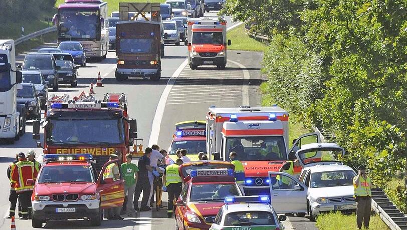 Die Retter haben mehrere Fahrspuren gesperrt, um den Unfallwagen zu bergen. Die Fahrerin († 72) ist im Krankenhaus gestorben. Die Retter haben mehrere Fahrspuren gesperrt, um den Unfallwagen zu bergen. Die Fahrerin († 72) ist im Krankenhaus gestorben.