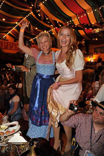 PR-Managerin Annette Zierer mit Georgia Schultze, der Freundin von Schauspieler Michel Guillaume: Auf den Tischen tanzen, feiern, Spaß haben.