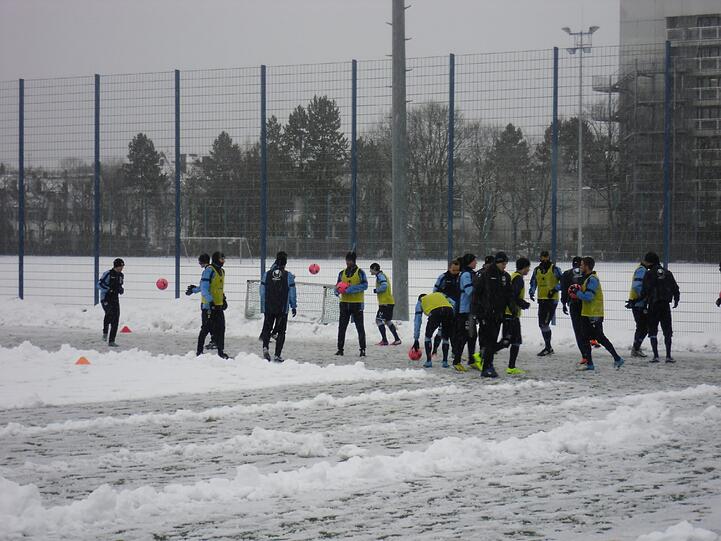 Hart , härter, Alexander Schmidt. Der Trainer des TSV 1860 schickte seine Jungs am Montagvormittag trotz klirrender Kälte, Schneeregen und schneebedeckten Trainingsplätzen raus zum Anschwitzen. Am Abend spielen die Löwen gegen den 1. FC Kaiserslautern. Die Bilder vom Matsch-Training