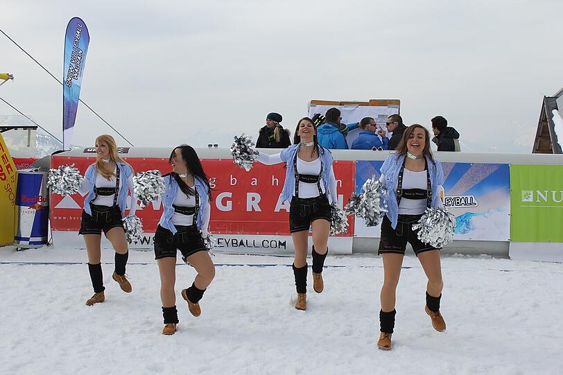 Die besten Bilder vom Turnier der "Snow Volleyball Tour 2013 powered by Amway" auf 1860 Metern Höhe in Wagrain/Österreich.