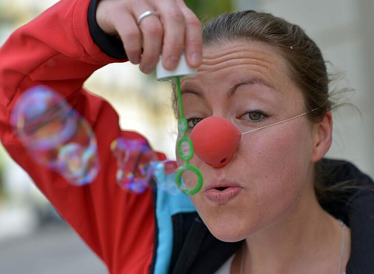 Die Schauspielerin Miriam Brenner pustet Seifenblasen in die Luft. Brenner reist am 25.05.2013 für die Organisation «Clowns ohne Grenzen» in ein Flüchtlingslager nach Nordsyrien um die Kinder in der Krisenregionen zum Lachen zu bringen.