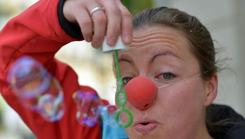 Die Schauspielerin Miriam Brenner pustet Seifenblasen in die Luft. Brenner reist am 25.05.2013 für die Organisation «Clowns ohne Grenzen» in ein Flüchtlingslager nach Nordsyrien um die Kinder in der Krisenregionen zum Lachen zu bringen. Die Schauspielerin Miriam Brenner pustet Seifenblasen in die Luft. Brenner reist am 25.05.2013 für die Organisation «Clowns ohne Grenzen» in ein Flüchtlingslager nach Nordsyrien um die Kinder in der Krisenregionen zum Lachen zu bringen.