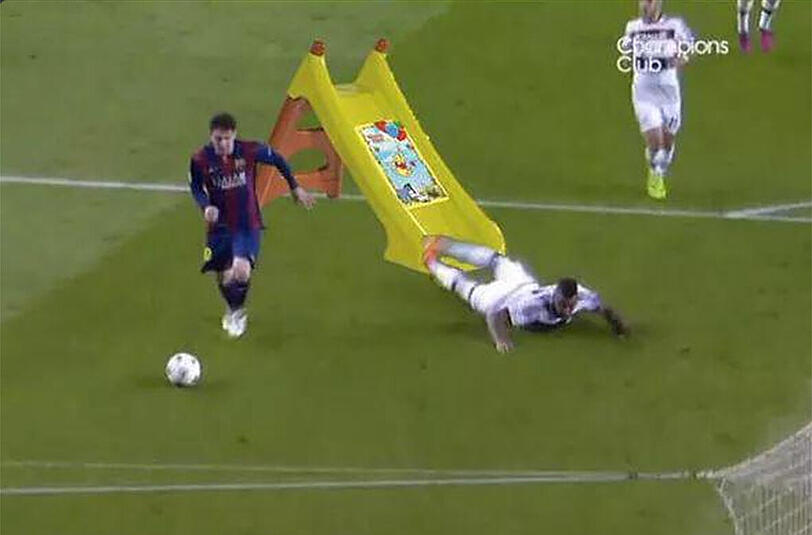 Ging Bayerns Innenverteidiger "rutschen"? Jérôme Boateng muss sich nach seinem Fehler gegen Lionel Messi vor dem 0:2 gegen Barca aus dem Netz einiges anhören.
