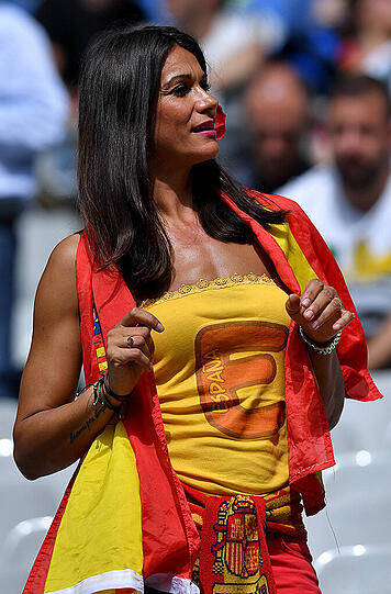 Südländisches Flair in Saint-Denis: Klicken Sie sich durch die Bilder der italienischen und spanischen Anhänger auf der Tribüne.
