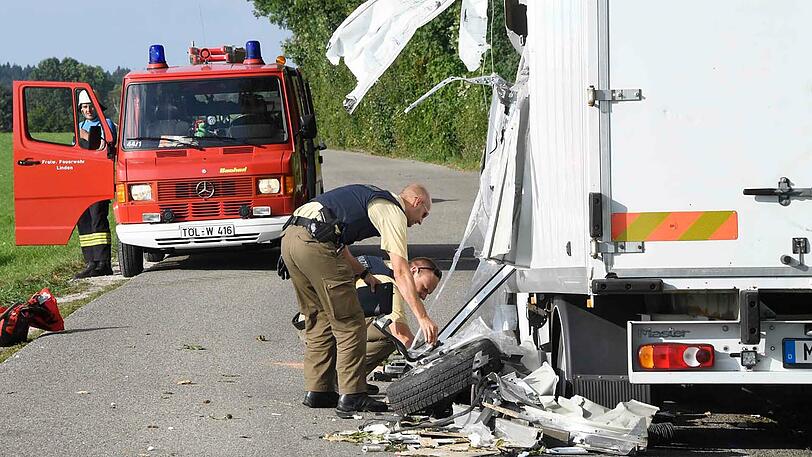 Beide Fahrzeuge sind vollkommen zerstört. Die Bilder vom Unfallort in Baiernrain.