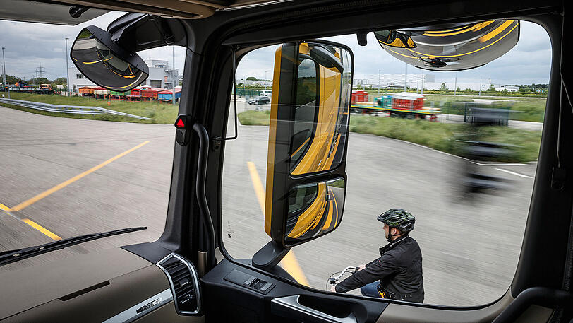 Mercedes Benz hat längst einen funktionierenden Abbiegeassistenten. Doch das Verkehrsministerium redet sich aus der Verantwortung, weil die Technologie "noch nicht ausgereift genug" sei.