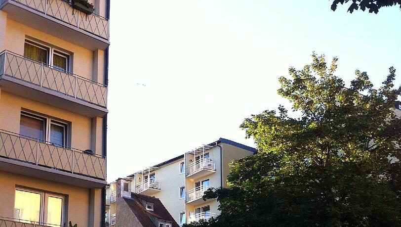 In einem Hinterhof ragt das spitze Gebäude in den Himmel. In einem Hinterhof ragt das spitze Gebäude in den Himmel.