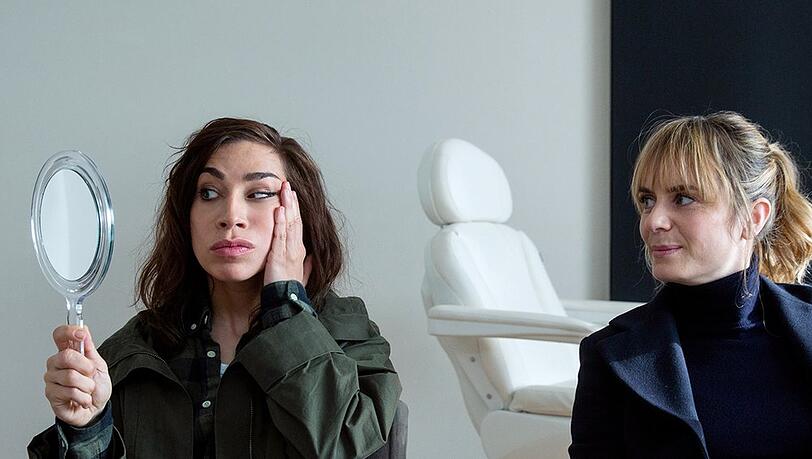 Kommissarin Tessa Ott (Carol Schuler, l.) und ihre Kollegin Kommissarin Isabelle Grandjean (Anna Pieri Zuercher) im "Tatort: Schattenkinder".