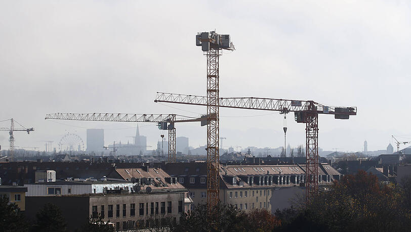 Baukräne in München: Am deutlichsten ist der Preisrückgang bei neu gebauten Häusern. (Symbolbild)