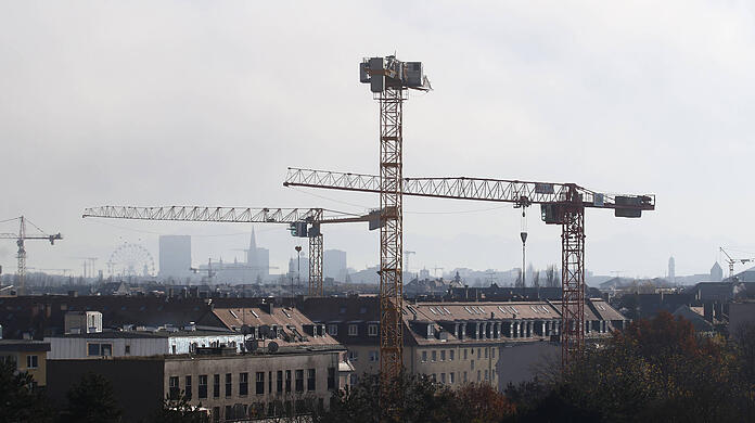 Baukräne in München: Am deutlichsten ist der Preisrückgang bei neu gebauten Häusern. (Symbolbild)