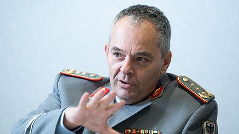 "Die Dinge bewegen sich nach vorne", sagt Alfons Mais, Inspekteur des Heeres, im dpa-Interview. Und: "Das Sondervermögen alleine wird [für eine Vollausstattung] jedoch nicht reichen."