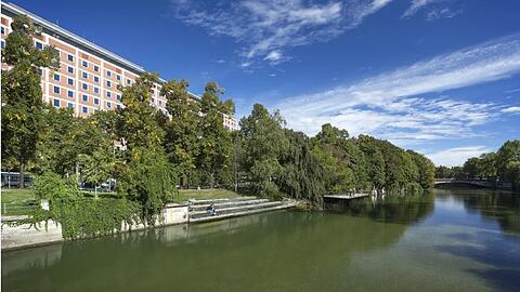 Die Stadt will die Isar in der Innenstadt neu gestalten. Eine Idee sind Treppen vor dem Patentamt.