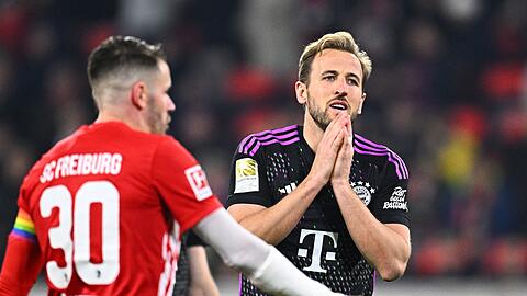Harry Kane (r) und die Bayern kamen nicht über ein 2:2 in Freiburg hinaus.