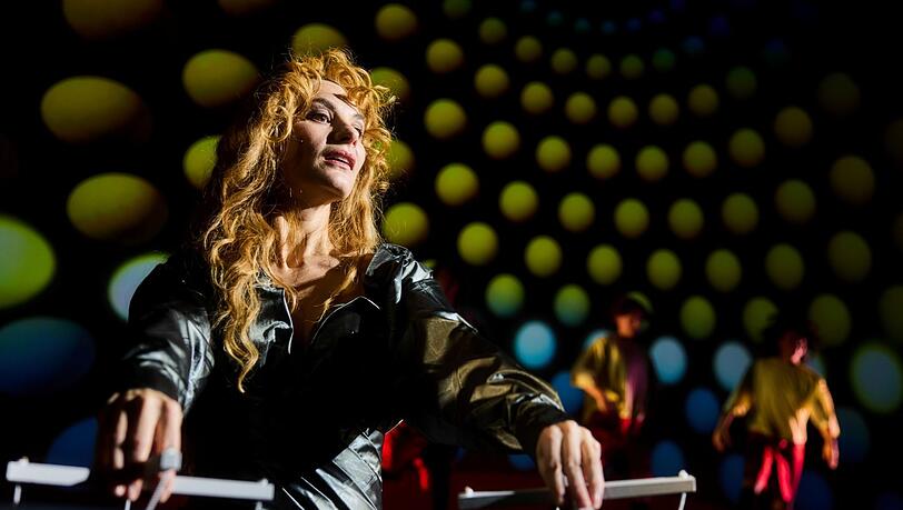 Im Marionettentheater Stromboli l&auml;sst die kapitalistisch ausbeutende Direktorin (Anja Signitzer) l&auml;ssig, aber suggestiv die Puppen tanzen.